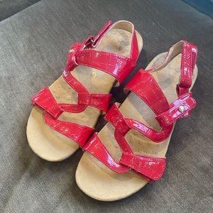 Vionic Paros flat strappy red patent leather sandals size 10